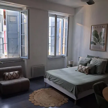 A 50 Pas De La Cite Apartment *